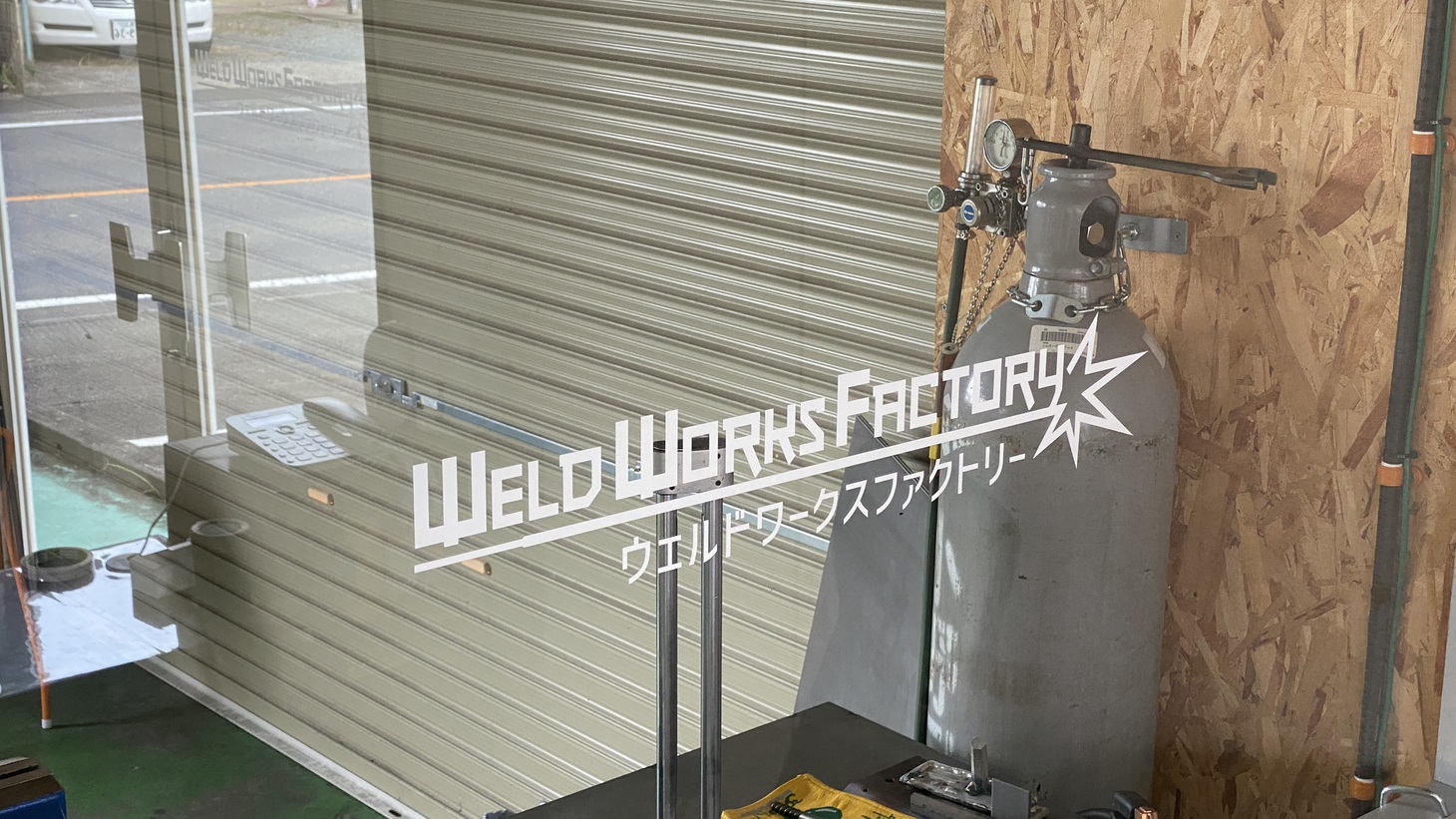 ガラス越しに工場内を撮影した画像